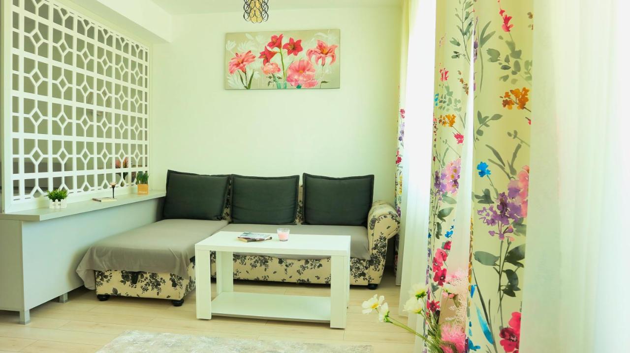 Cozy Flowers Studio - Fast Wi-Fi & Washer-Dryer Брашов Екстер'єр фото